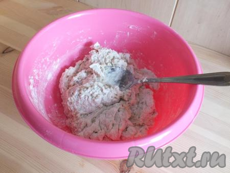 Начните замес теста с помощью ложки. Когда трудно станет перемешивать с помощью ложки, смажьте руки растительным маслом и вымесите тесто руками. Добавьте 2 столовые ложки&nbsp;растительного масла и ещё раз хорошо вымесите.