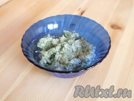 Промойте и обсушите&nbsp;укроп. Поместите очищенный и нарезанный лук, а также укроп в чашу блендера и измельчите в кашицу.