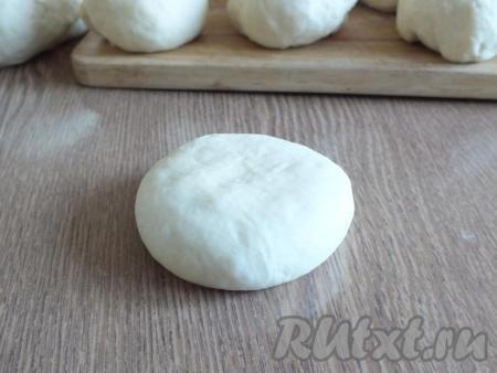 Приплюсните каждую заготовку ладонью до толщины 2 сантиметра.