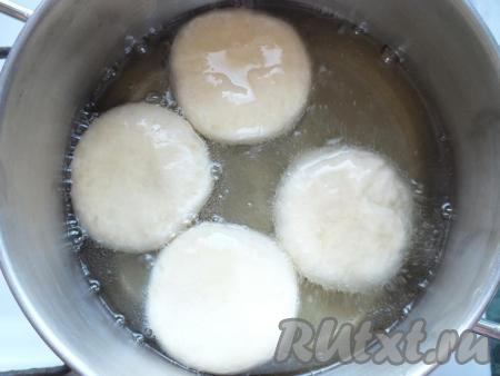 Перед тем как опустить заготовки, убавьте огонь до чуть ниже среднего. Опустите будущую кабартму в горячее масло. Обжаривайте под крышкой до появления румяного цвета (в течение 5 минут).