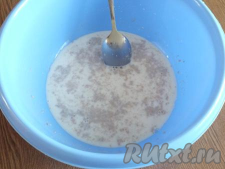 В глубокую миску вылейте 2 стакана тёплого молока (примерная температура 36-38 градусов). Добавьте к нему сахар (я добавила 2 столовые ложки), дрожжи, перемешайте ложкой.