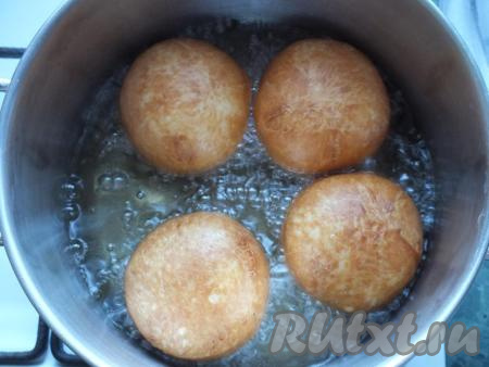 После переверните и обжаривайте под крышкой вторую сторону до румяного цвета (также в течение 5 минут). Если кабартма быстро темнеет, убавьте огонь.