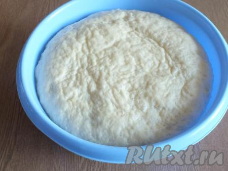 Через указанное время тесто увеличится в объёме в несколько раз и, если тронуть миску, то тесто начнет оседать. Это говорит о том, что тесто выбродило достаточно. Оно готово к разделке.