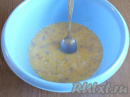 В получившуюся смесь влейте тёплое растопленное сливочное масло, перемешайте.