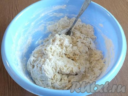 Начните замес ложкой. Как только тесто станет трудно перемешивать, смажьте руки 2 столовыми ложками растительного масла и вымешивайте руками, подсыпая частями оставшуюся муку (её может уйти больше или меньше, но придерживайтесь указанного количества).