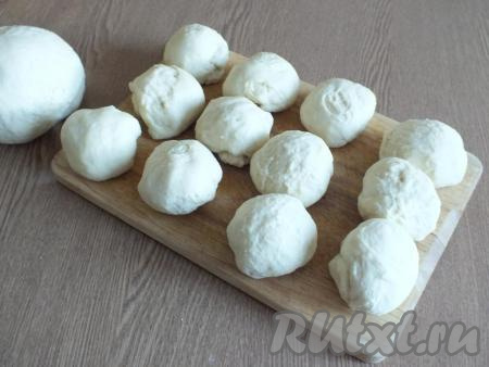 Далее поделите тесто на 17-18 частей, в среднем вес одной заготовки 80 грамм. Выложите на доску.