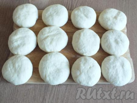 Выложите заготовки из теста на доску и оставьте на 10 минут. За это время очень хорошо разогрейте растительное масло (фритюр) в просторной жаровне (или кастрюле).