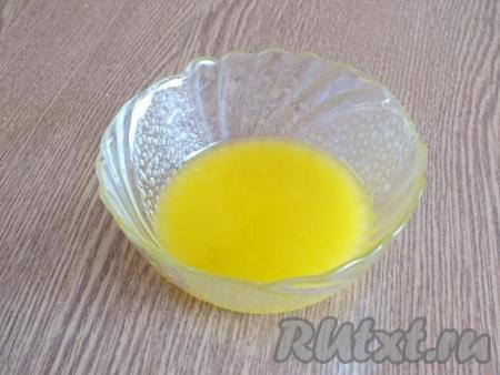 Для начала растопите сливочное масло и охладите его до тёплого состояния, чтобы терпел палец.