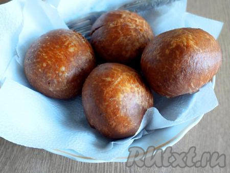 Готовую выпечку выкладывайте на блюдо, застеленное бумажной салфеткой, чтобы удалить излишки жира. Таким образом приготовьте все кусочки теста в разогретом масле.