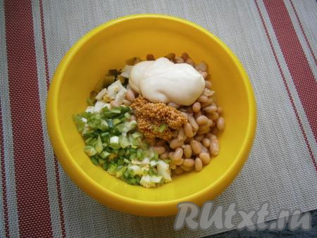 Мелко нарезанный лук, майонез и  французскую горчицу тоже добавить в салат.