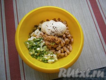 Посолить и поперчить по вкусу получившийся салат.