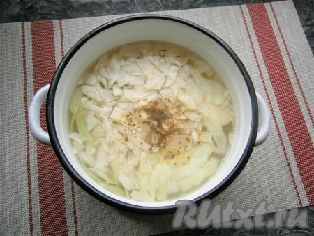 Когда картофель будет практически готов, добавить в кастрюлю нарезанную шашечками белокочанную капусту, всыпать специи и приправу, дать закипеть и уменьшить огонь. Варить далее суп с капустой 10 минут.