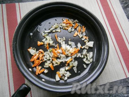 Обжарить овощи, перемешивая, на среднем огне в течение 3-4 минут.