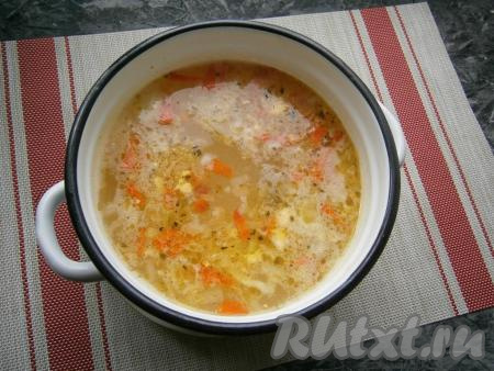 Дать супу с капустой и яйцами закипеть, а затем варить на небольшом огне ещё 5-7 минут и можно выключать газ. Дать супу настояться под крышкой около 10-15&nbsp;минут.