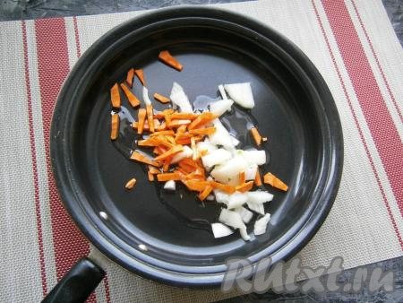 Очищенную луковицу нарезать кусочками, почищенную морковку - соломкой (или брусочками), влить растительное масло, выложить овощи в сковороду.