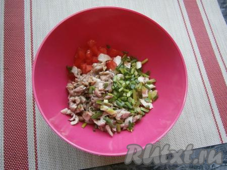 Маринованные грибы тоже нарезать на небольшие кусочки, перья зелёного лука нарезать мелко и выложить в салат из огурца, курицы и помидора.