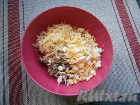 Сюда же добавить рубленное яйцо и сыр, натёртый&nbsp;на крупной тёрке.