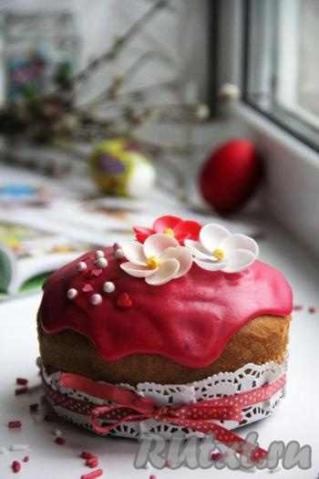 Остудить готовые куличики, а затем украсить любой глазурью (я украсила ягодной глазурью) и цветной посыпкой. Пасхальные куличи, приготовленные с корицей по этому рецепту, получились и красивыми, и ароматными, и очень вкусными.