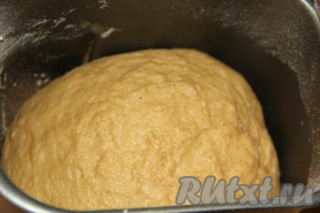 Если выполнять замес теста для кулича руками, тогда в тёплое молоко (температура молока, примерно, 40 градусов) всыпать сухие дрожжи, перемешать и, для того чтобы дрожжи ожили и запенились, оставить опару в тепле минут на 10. Затем соединить в глубокой миске опару, яйца, сахар, корицу и растопленное тёплое сливочное масло, перемешать, всыпать муку и соль, замесить нежное, приятное в работе тесто, оставить его в миске, прикрыв полотенцем, на 1,5 часа. Тесто должно хорошо "вырасти", увеличившись в 2-3 раза.