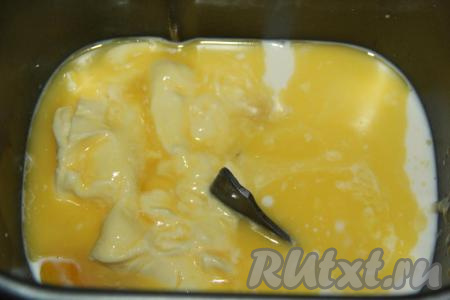 Тёплое растопленное сливочное масло тоже влить в ведёрко.