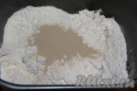 Добавить муку, соль и дрожжи, крышку хлебопечки закрыть и выставить режим "Замес теста" (в моей хлебопечке на замес теста для кулича потребовалось 1,5 часа).