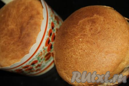 Выпекать пасхальные куличи с корицей в разогретой духовке минут 35-40 при температуре 200 градусов. Готовность кулича можно проверить сухой зубочисткой (зубочистка должна остаться по-прежнему сухой при прокалывании полностью готовой выпечки).