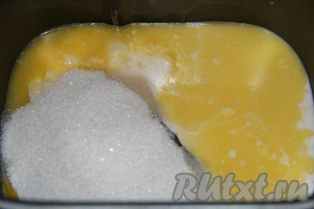 Всыпать сахар и корицу.