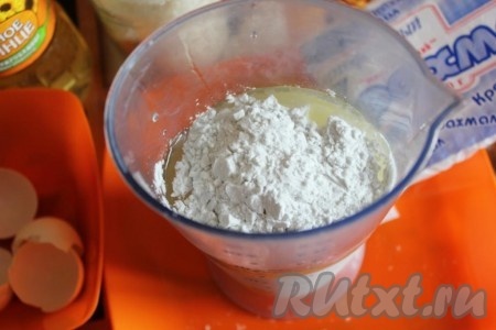 Влить в миску (или в любую другую глубокую посуду) 250 миллилитров молока, начать добавлять по 1 столовой ложке крахмала, каждый раз перемешивая тесто до однородности, чтобы крахмал весь разошёлся. Тесто должно быть без комочков.