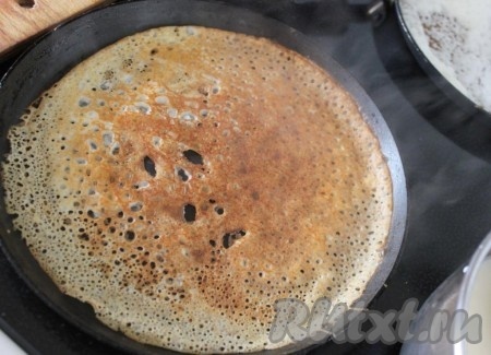 Блины, замешанные на картофельном крахмале, нужно жарить на хорошо разогретой сковороде. Перед выпечкой первого блина сковороду можно смазать маслом. Тесто наливаем тоненьким слоем. Жарим блин с двух сторон до румяности на среднем огне, затем перекладываем на тарелку. Постепенно жарим все блинчики. Перед выпечкой очередного блина тесто нужно обязательно перемешивать, так как крахмал постепенно оседает на дно.