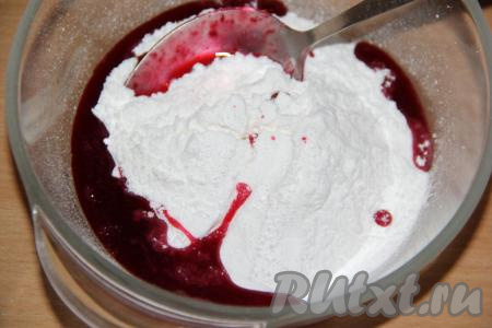 Ягодки размять толкушкой, опрокинуть на сито. Перетереть ягоды через сито (жмых нам не потребуется). Отмерить 2 столовые ложки ягодной мякоти. Сахарную пудру всыпать в глубокую миску. 2 столовые ложки ягодной мякоти добавить в сахарную пудру.