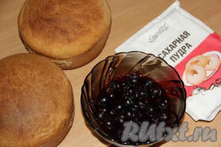 3 столовые ложки чёрной смородины (у меня&nbsp; замороженные ягоды) всыпать в пиалу и поставить на 2 минуты в микроволновку. Ягодки растают и дадут сок.