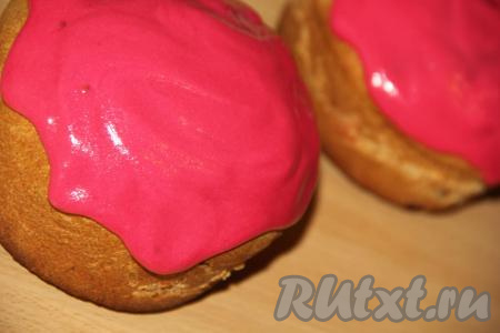 Перемешивать глазурь в течение 2-3 минут, пока пудра полностью не растворится. Нанести красивую ягодную глазурь на кулич. Лучше наносить глазурь с середины кулича небольшими порциями и формировать подтёки. Глазурь схватывается быстро, поэтому сразу украшаем посыпкой (или кондитерским декором). Глазурь, приготовленная на ягодном соке, получается очень вкусной, с приятной кислинкой, она хорошо застывает и не крошится при разрезании.