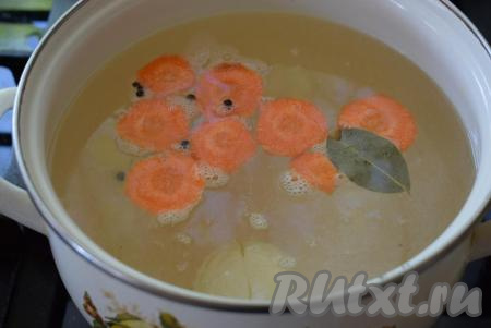 В закипевшую воду отправляем 3 зубчика чеснока, нарезанные морковь и лук, лавровый лист и горошины чёрного перца.