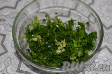 Пока варится бульон, промоем и нарежем мелко петрушку, укроп, зелёный лук и 2 зубчика чеснока.