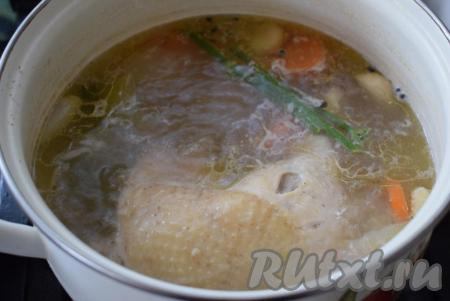 Накрываем кастрюлю крышкой неплотно и варим бульон около 1 часа на медленном огне. В процессе варки количество бульона немного выкипит и уменьшится.