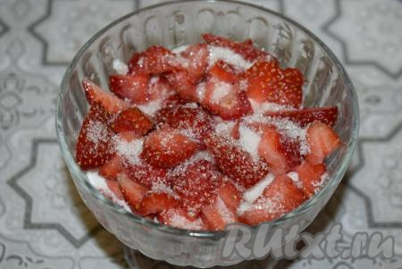 Далее снова выкладываем клубнику, посыпаем сахаром и затем снова заливаем йогуртом.