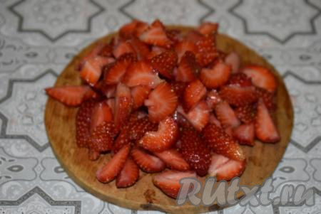 Нарежем клубнику на небольшие кусочки.