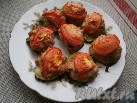 Запекать кабачки с помидорами и фаршем минут 25-30 в духовке, разогретой до 180 градусов.