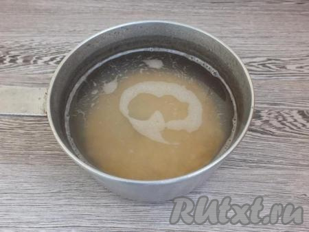 Приготовление тихвинской каши начните с подготовки гороха. Промойте горох в нескольких водах, затем переложите в кастрюлю (или сотейник), залейте&nbsp;1,5 литрами кипящей воды. Кастрюлю с горохом поставьте&nbsp;на огонь и варите&nbsp;после закипания воды на небольшом огне в течение 40-50 минут (горох будет уже готов, но не начнёт развариваться). Не солите!