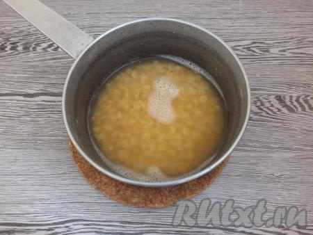 Когда горох сварится, в кастрюле выкипит, примерно, треть воды от исходного количества.