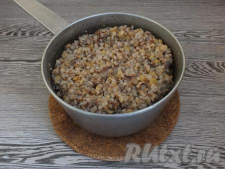 Накройте кастрюлю с тихвинской кашей крышкой и дайте настояться в течение&nbsp;15 минут.