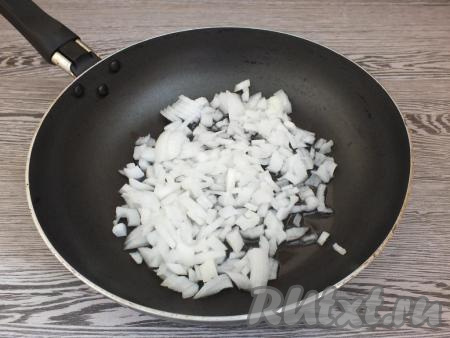 Пока варится горох, очистите лук, нарежьте произвольно, выложите в сковороду, разогретую с 4 столовыми ложками масла, и обжарьте, помешивая, до мягкости и золотистого цвета.