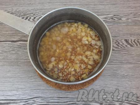 В кастрюлю с горохом добавьте промытую гречку. Дайте закипеть, а затем варите гречнево-гороховую кашу на огне чуть ниже среднего 20-25 минут (до готовности гречки и полного выпаривания воды).