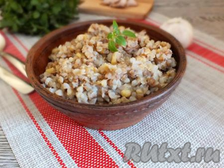 Тихвинская каша готова. Получилась она пуховой, рассыпчатой, с интересным вкусом. Кашу из гречки и гороха подавайте горячей в качестве основного блюда или гарнира. 