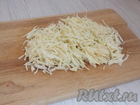 Приготовление щей начните с подготовки овощей. Капусту нарежьте тонкой соломкой.