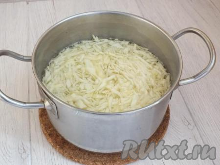 В кастрюлю налейте 1,2-1,5 литра воды, поставьте на огонь. Доведите до кипения, опустите капусту, дайте закипеть, а затем варите на слабом огне 20 минут.