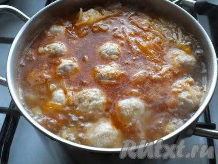 Когда суп с обжаренными овощами проварится минут 10, в кипящие щи выложите фрикадельки.