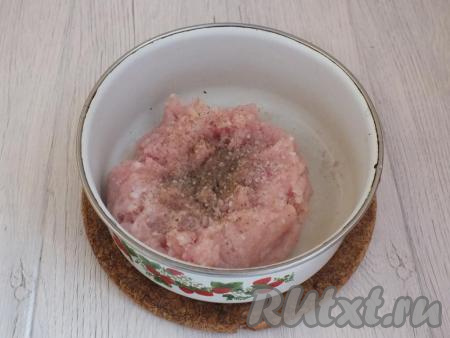 Пока варятся овощи, подготовьте фарш для фрикаделек (можно приготовить домашний фарш, пропустив мясо через мясорубку, или взять покупной фарш), посолите, поперчите и перемешайте.