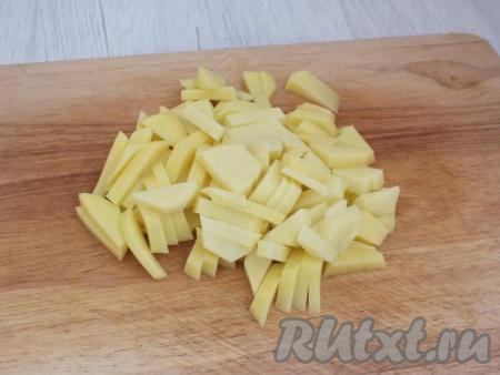Картофель очистите, нарежьте соломкой (или на кусочки).