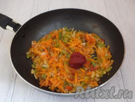 Разогрейте в сковороде растительное масло, выложите нарезанные лук, перец, морковь и помидор, обжаривайте на среднем огне минут 7-10 (до мягкости), после добавьте томатную пасту, перемешайте и прогрейте в течение&nbsp;5 минут на небольшом огне.